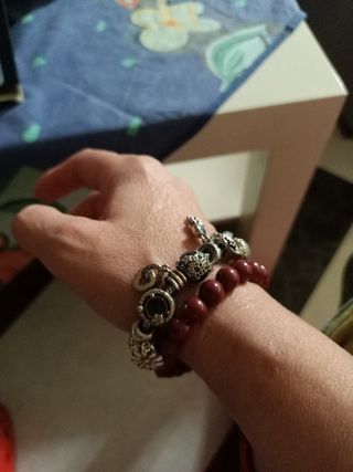 Pulsera Pandora con charms y cuentas rojas