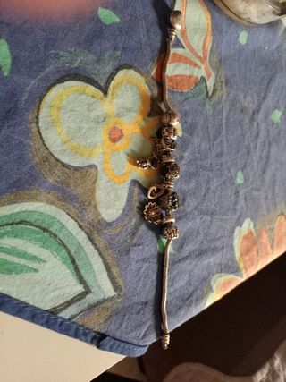 Pulsera Pandora con charms y cuentas rojas