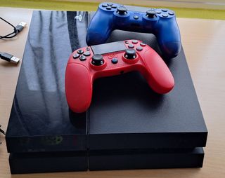 PS4 (PlayStation 4) Negra + 2 Mandos