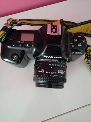 Cámara Nikon F-601M + Complementos
