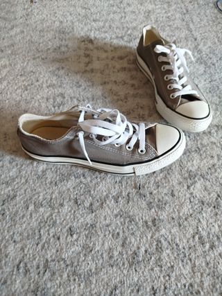 Zapatillas Converse grises y blancas