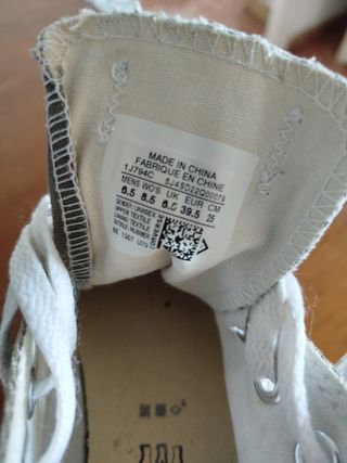 Zapatillas Converse grises y blancas