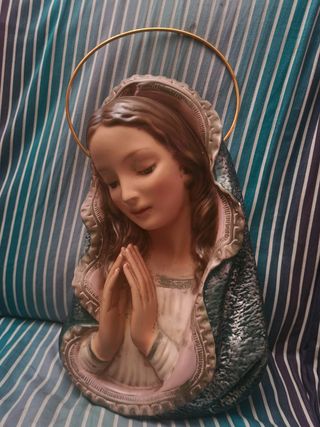 Virgen con halo dorado