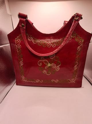 BOLSO DE CUERO CON BORDADO