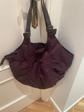 Bolso morado con asas de cuero