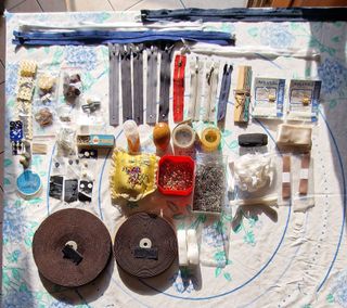 Accesorios de sastrería: botones, cremalleras, hil