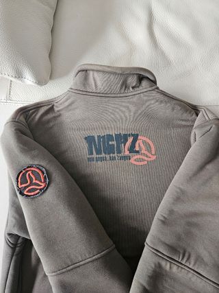 Chaqueta tipo bomber de Ternua.