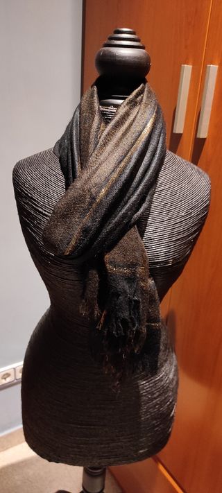 Bufanda negra con detalles marrones y dorados