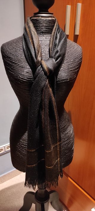 Bufanda negra con detalles marrones y dorados