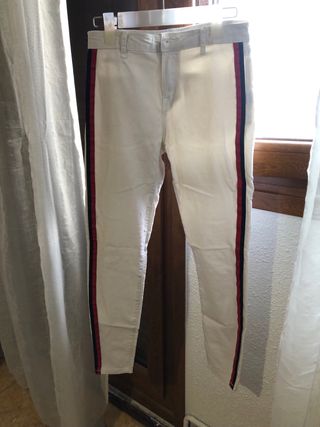 Pantalones pitillo blancos Pull&Bear con raya late