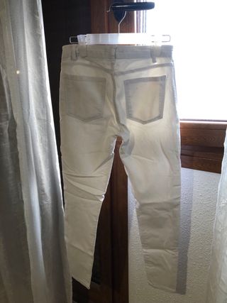 Pantalones pitillo blancos Pull&Bear con raya late