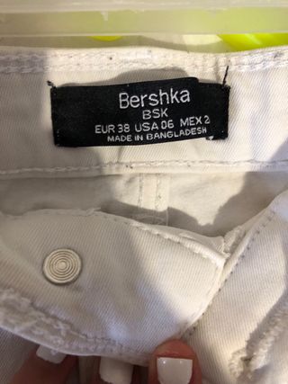 Pantalones pitillo blancos Pull&Bear con raya late