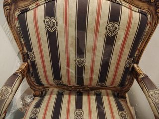 Butaca de madera maciza con tapicería