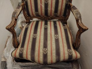 Butaca de madera maciza con tapicería