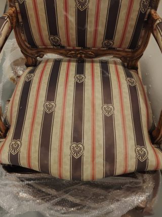 Butaca de madera maciza con tapicería