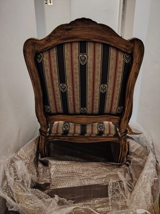 Butaca de madera maciza con tapicería