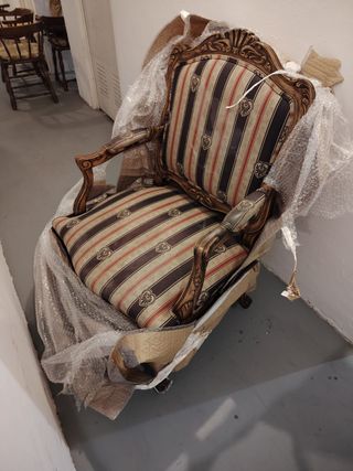 Butaca de madera maciza con tapicería