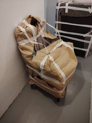 Butaca de madera maciza con tapicería