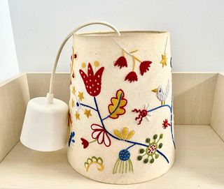 Lámpara infantil IKEA bordada