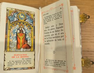 Antigüedades: Abanico, Libro Comunión y Rosario