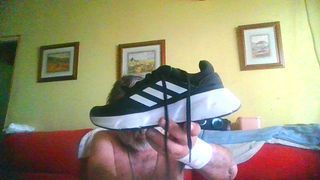 Zapatillas deportivas Adidas negras y blancas. 