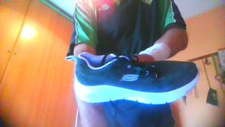 Zapatillas deportivas Adidas negras y blancas. 