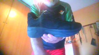 Zapatillas deportivas Adidas negras y blancas. 