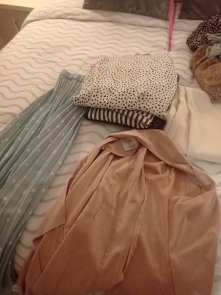 Ropa variedad.
Más de 15 prendas.
