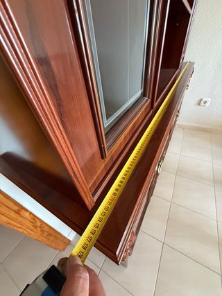Mueble de salón de madera con detalles dorados