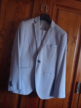 Traje de hombre azul y gris