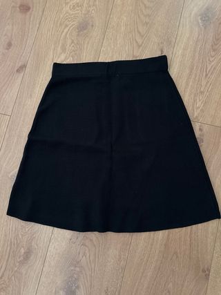 Falda de punto negra con bolsillos blancos