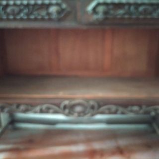 Cómoda antigua de madera tallada