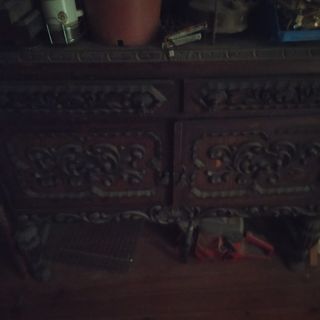 Cómoda antigua de madera tallada