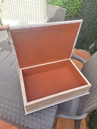Scatola a forma di libro per riporre gli scaffali.