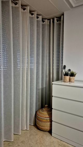 Cortinas salón y dormitorio beige translucidas.
