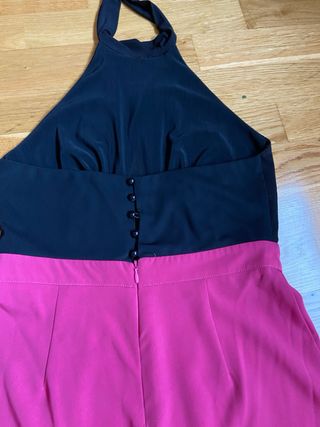 Mono de fiesta halter negro y fucsia