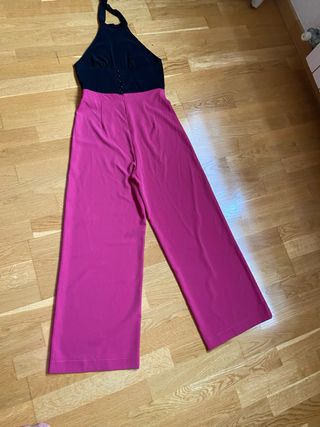 Mono de fiesta halter negro y fucsia