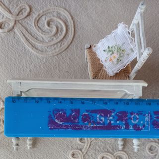 Miniatura tavolo con 2 sedie per casa delle bambol