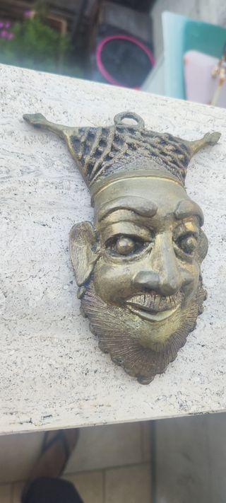 Maschera decorativa in metallo