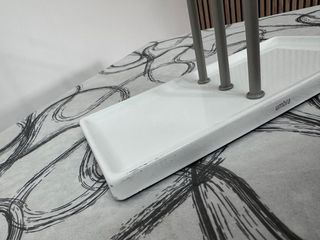 Colgador de joyas Umbra gris y blanco
