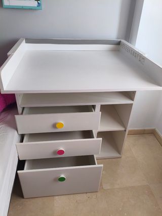 Cambiador bebé blanco con cajones.