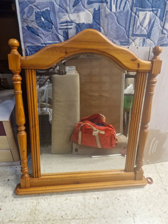 Espejo de pino con marco de madera