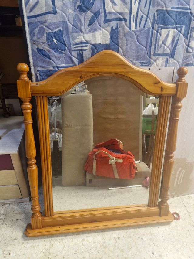 Espejo de pino con marco de madera