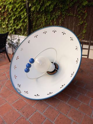 Lámpara de techo azul con adornos