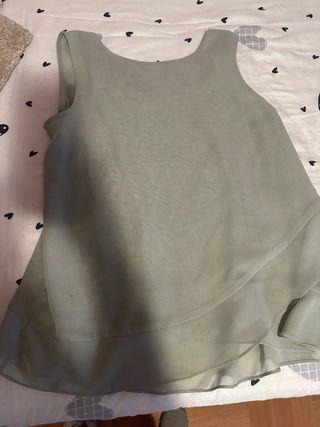 Blusa verde no tiene marca.