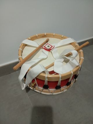 Tambor de madera con baquetas