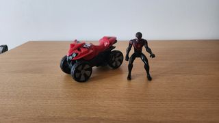Figura Spiderman con Moto Roja
