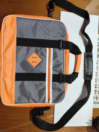 Bolso Portátil Gris y Naranja 42x32 aprox.