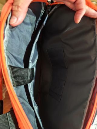 Bolso Portátil Gris y Naranja 42x32 aprox.