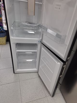 Nevera negra con dispensador de agua con garantía 